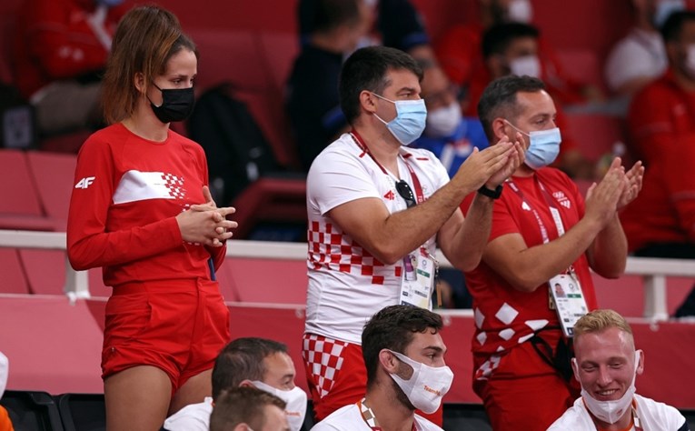 Matea Jelić navijala za Barbaru Matić, svi su je tješili nakon bolnog meča