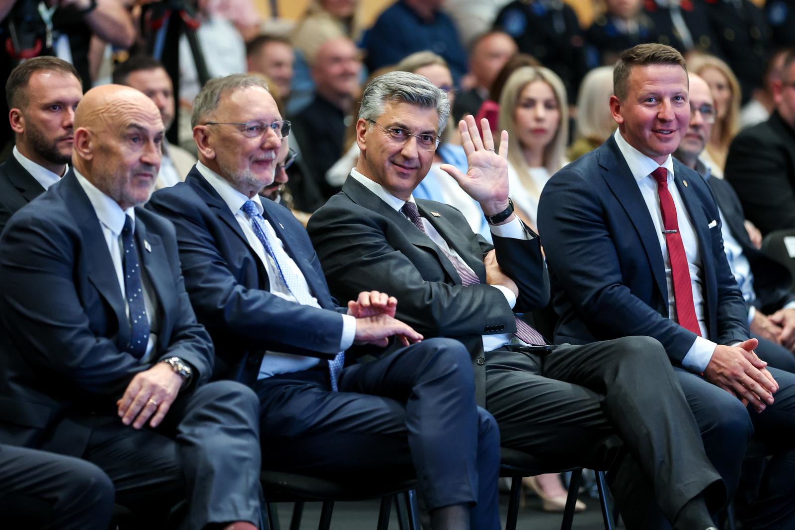 Na svečanu sjednicu žetončiću Zurovcu došao tatica Plenković