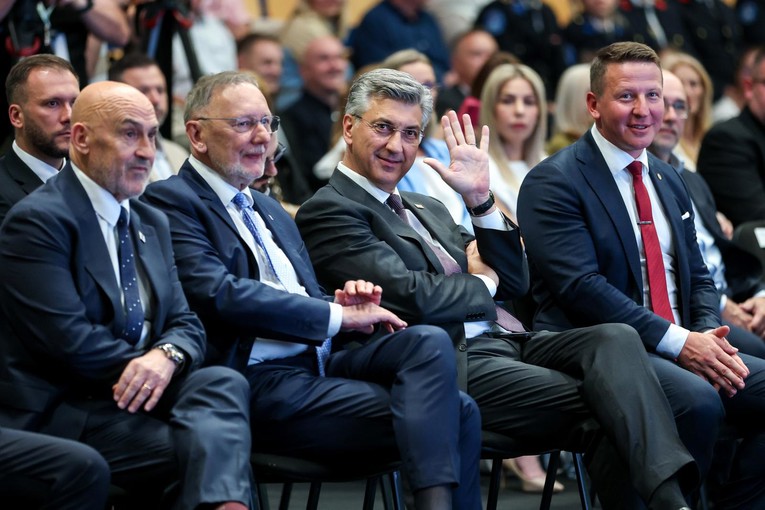Na svečanu sjednicu žetončiću Zurovcu došao tatica Plenković