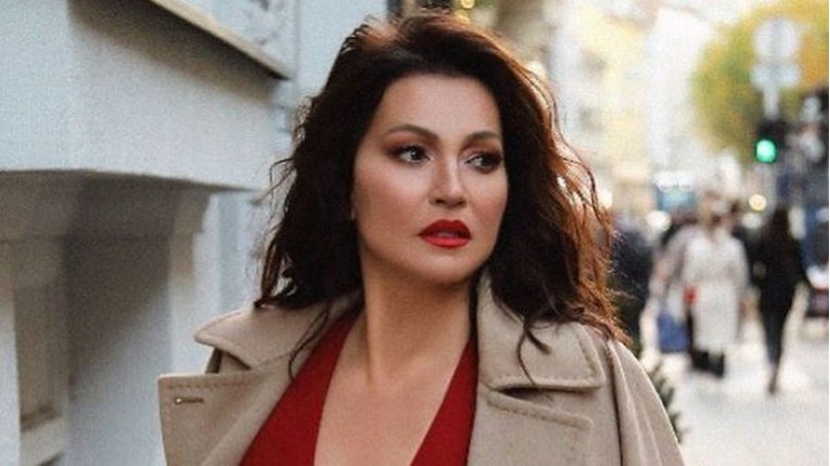 Nina Badrić zagolicala maštu fanova fotkom u haljini koja joj je istakla grudi i noge
