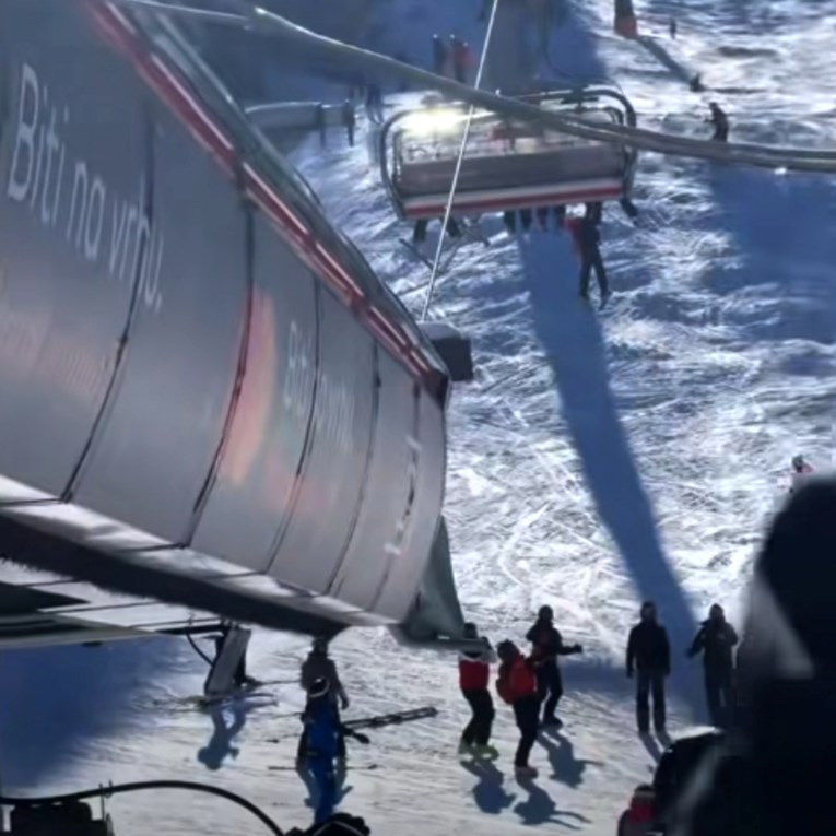 VIDEO Dijete visjelo sa žičare na Jahorini pa palo, skijaši ga pokušali uhvatiti