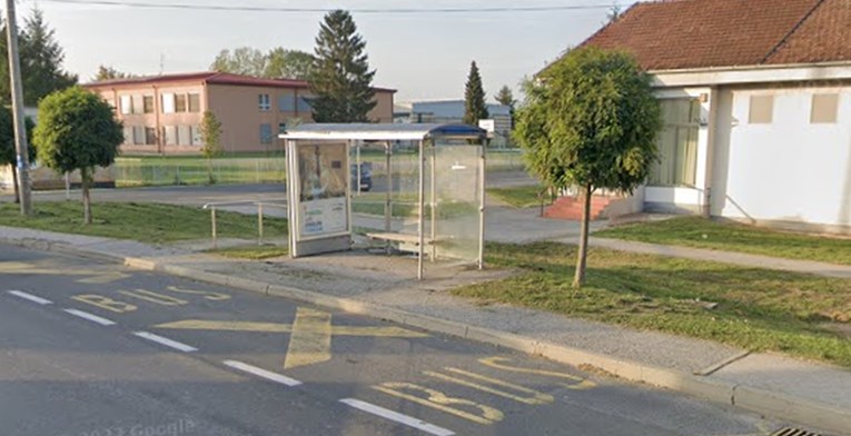 Pijani tinejdžer pokosio autobusnu stanicu, znak i ogradu, zaustavio ga kip Isusa