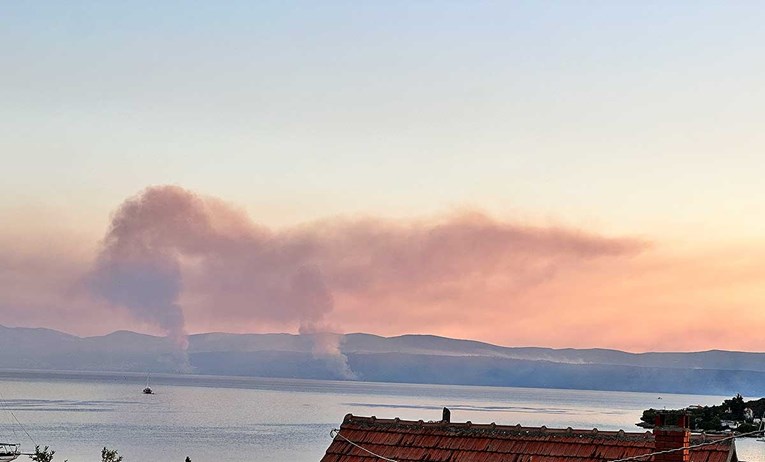 FOTO Još se gasi požar na Čiovu. Božinović: Uhićeni su stranci koji ovdje rade