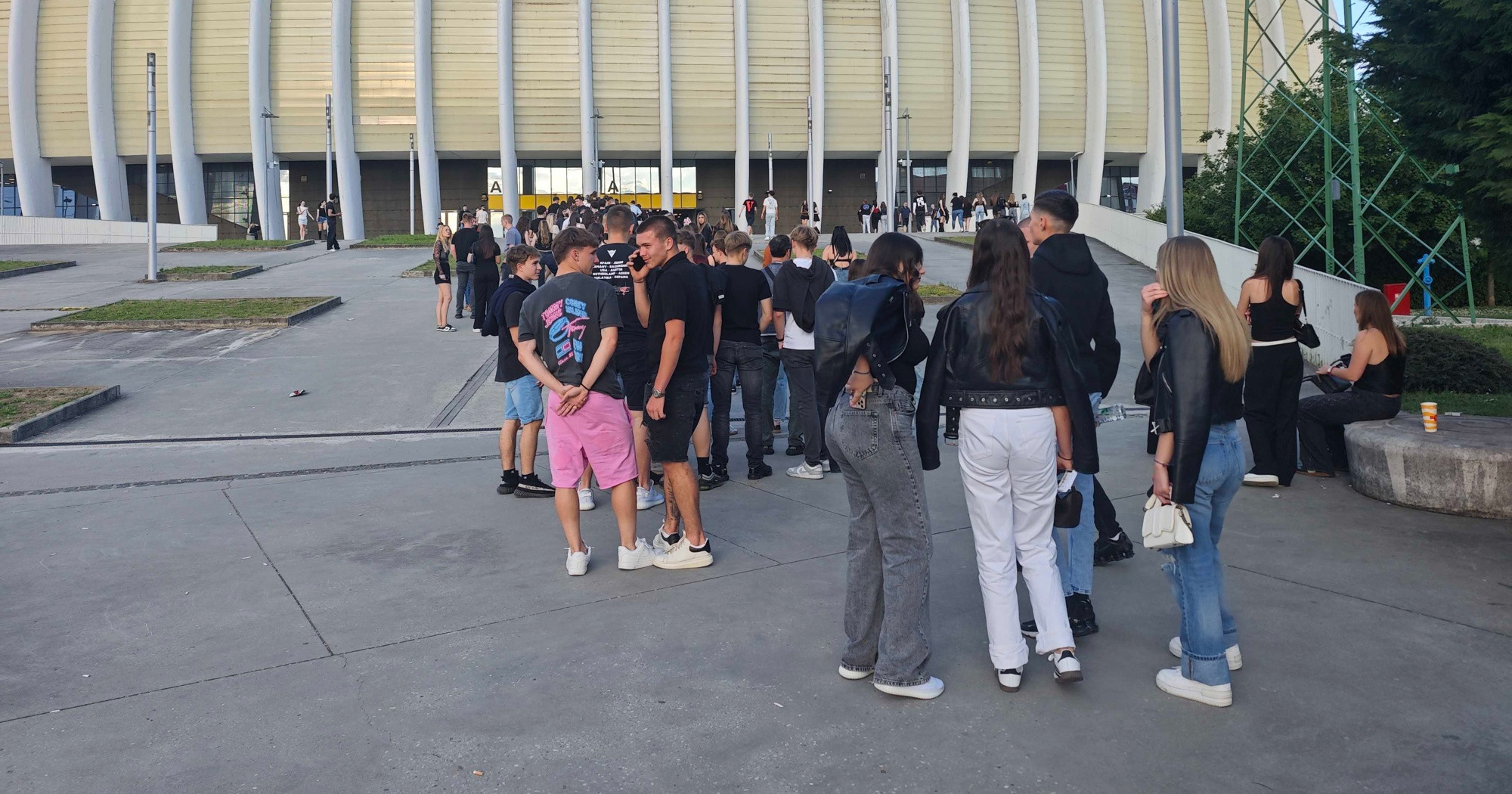 Ogromna gužva na ulazima u Arenu prije koncerta Jale Brata i Bube Corellija