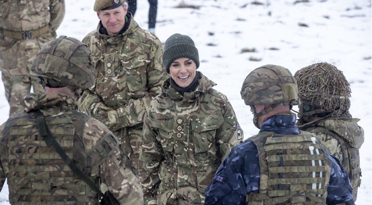 Za vrijeme krštenja kćeri Meghan i Harryja Kate Middleton snimljena u vojnoj odori