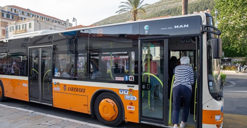 Sud odlučio: Vozač busa u Dubrovniku koji je udario kolegicu s pravom otpušten