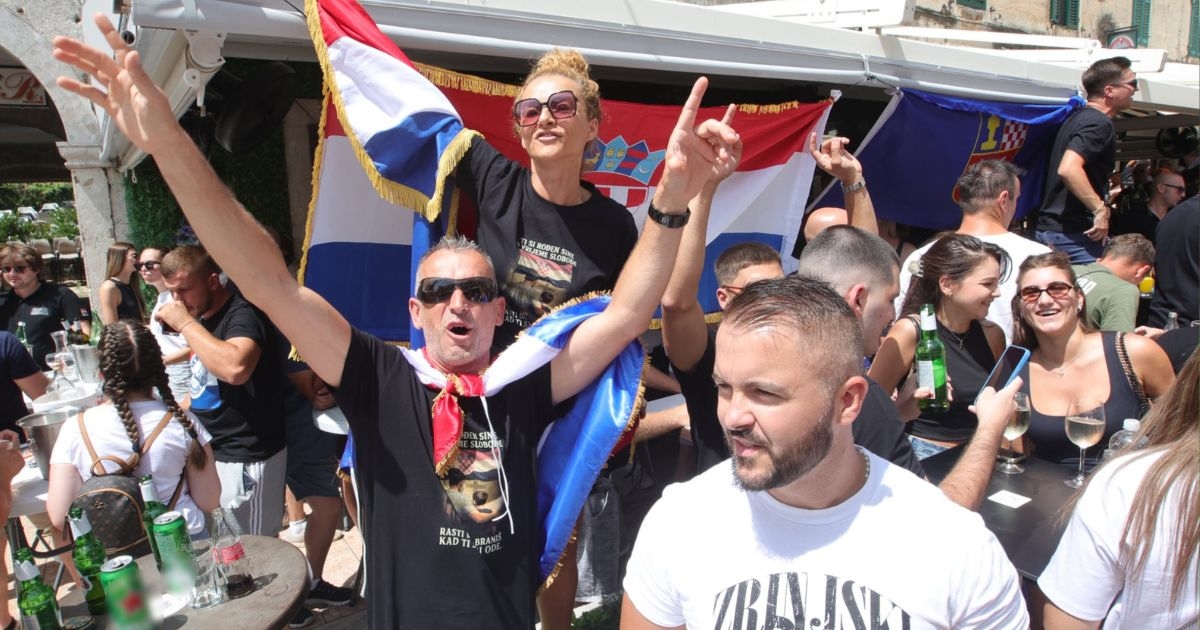 Thompsonovi obožavatelji stigli u Sinj, grad je krcat. Mnogi se druže u kafićima