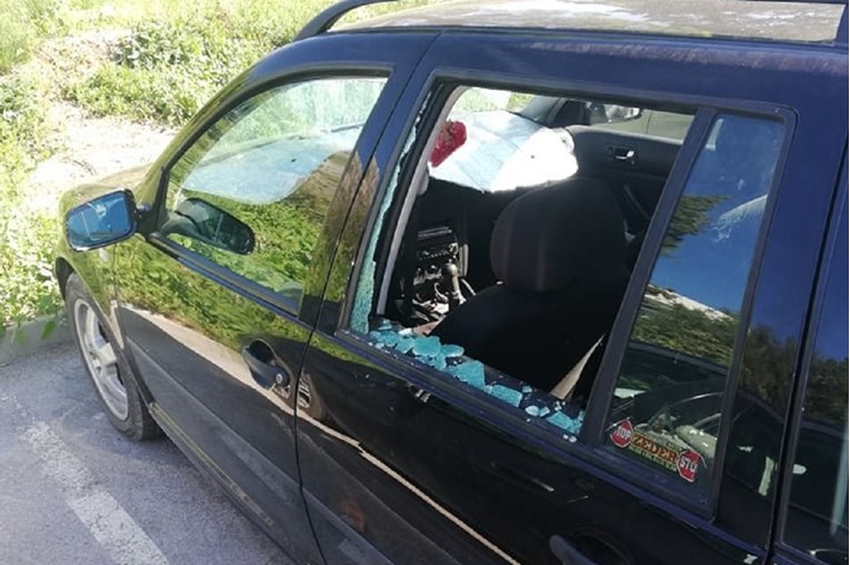 Pas kod Dubrovnika ostavljen u autu na suncu, ljudi razbili prozor da ga spase