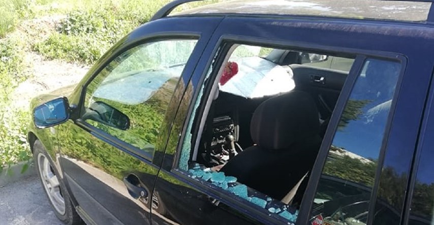 Pas kod Dubrovnika ostavljen u autu na suncu, ljudi razbili prozor da ga spase