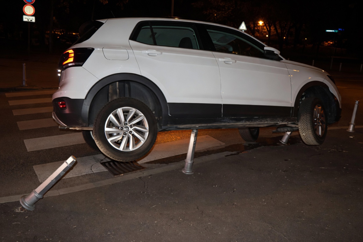 Pijana autom pokosila metalne stupiće u Zagrebu, dobila manju kaznu od tražene