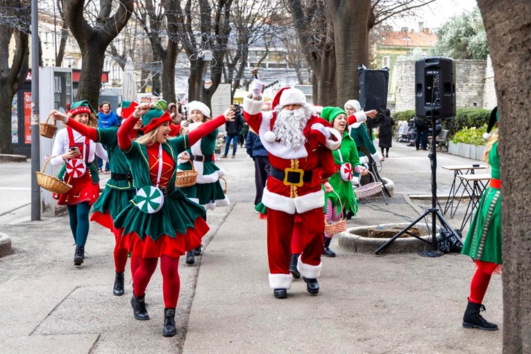 Centrom Pule prošetali Djed Božićnjak i vilenjaci, razveselili i policiju