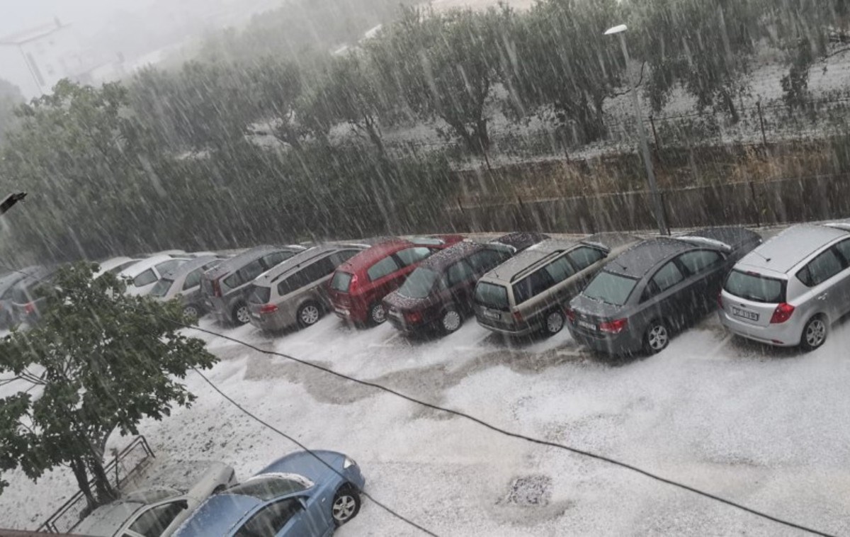 VIDEO Veliko nevrijeme u Dalmaciji, u Kaštelima pala ogromna tuča, kaos na magistrali