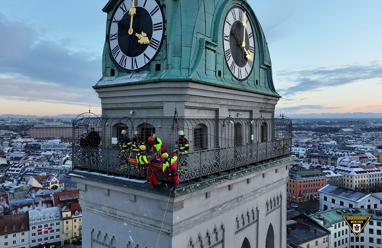 FOTO Žena zapela na crkvenom tornju u Münchenu. Spašavali ju zip-lineom