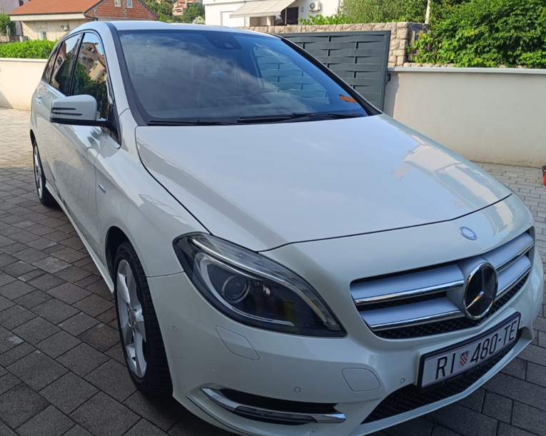 Ovaj Mercedes B-klase iz 2012. dobro je opremljen i očuvan. Prodaje se