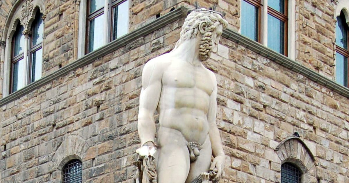 Turistkinja u Firenci oštetila drevnu Neptunovu fontanu. Penjala se i dirala kip