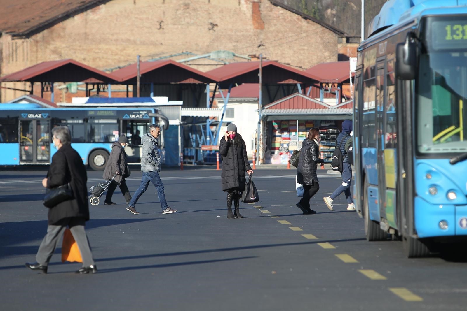 Ženi na stanici ponudio prijevoz, zatražio sitno za parking pa je pokrao