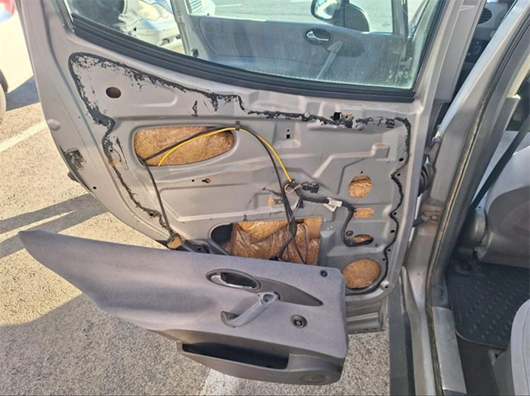 FOTO Sakrio 40 kila duhana po cijelom autu. Sve mu našli na granici