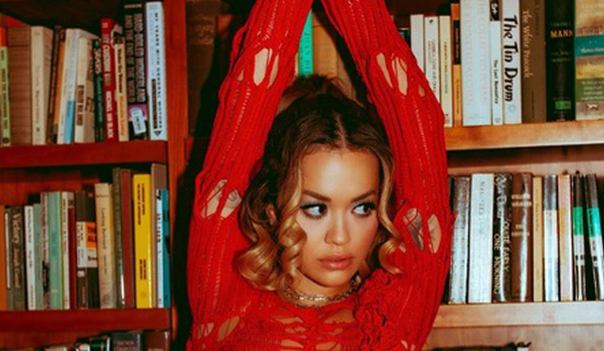 Rita Ora izbacila grudi u prvi plan, mrežasta vesta jedva joj prekrila bradavice