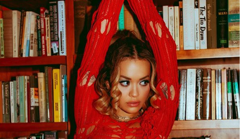 Rita Ora izbacila grudi u prvi plan, mrežasta vesta jedva joj prekrila bradavice