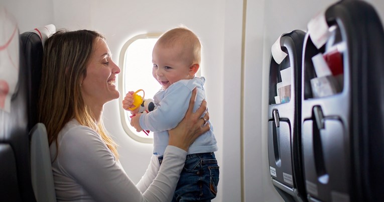 Muškarac napao mamu koja je sinu mijenjala pelenu u avionu: Mogla ga je odvesti na WC