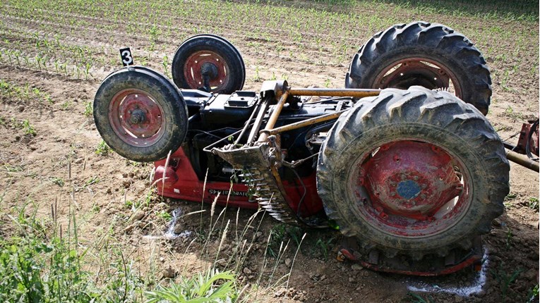Poginuo stariji muškarac prilikom prevrtanja traktora kod Poreča