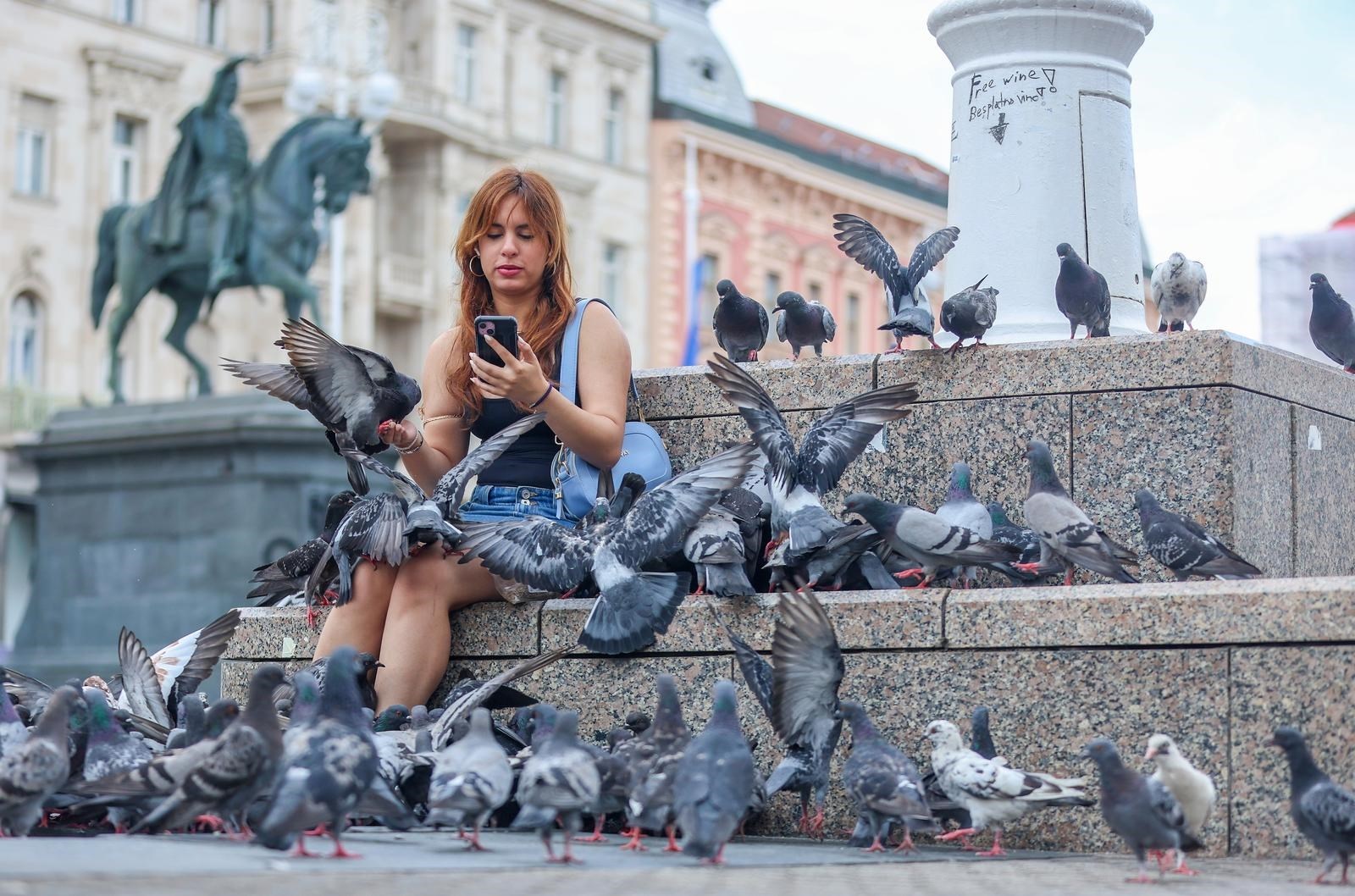 Fotka dana: Djevojka svojom gestom na 30+ °C oduševila prolaznike u centru Zagreba