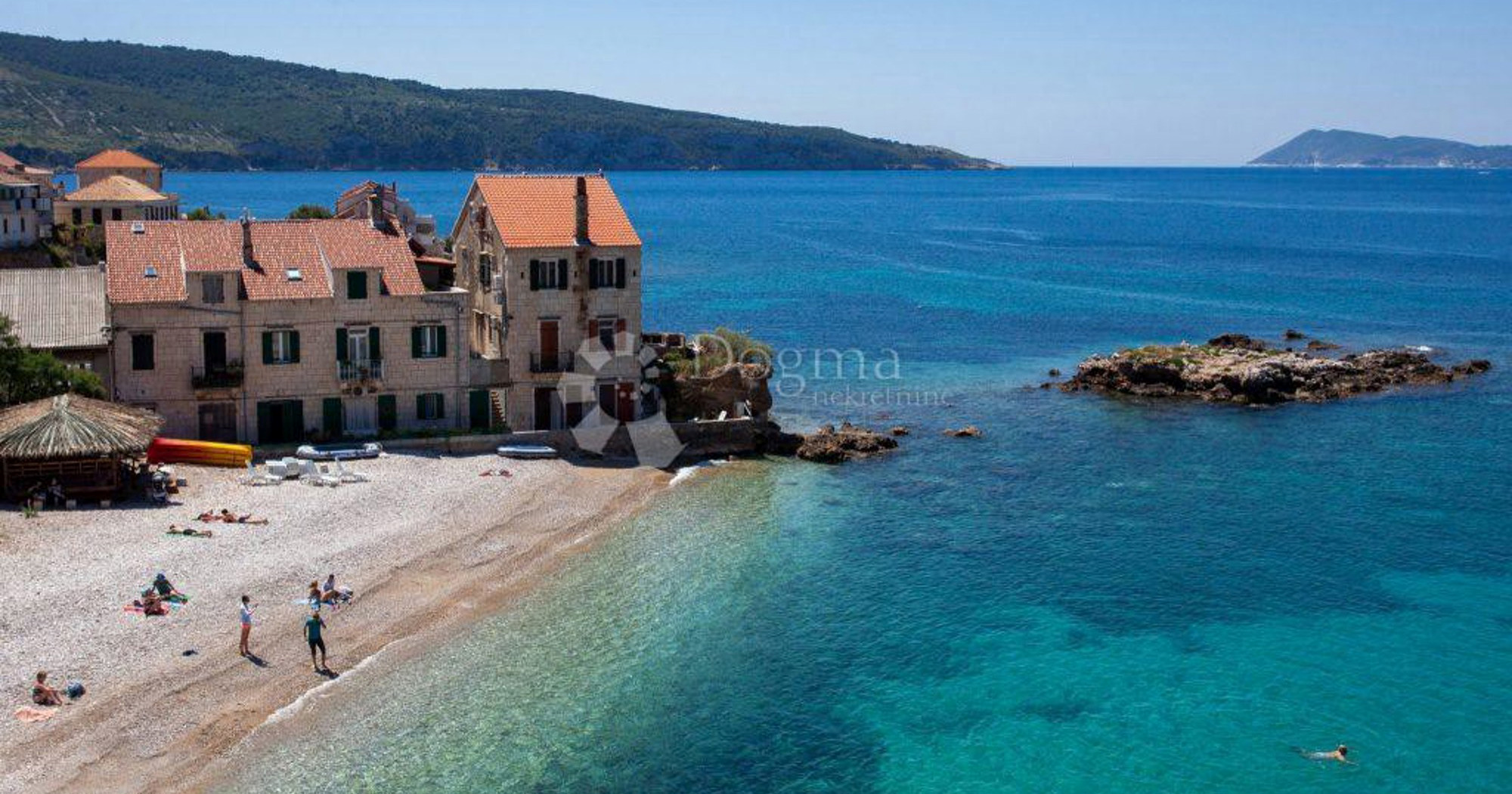 Doslovno prvi red do mora: Prodaje se kamena kuća na plaži u Komiži