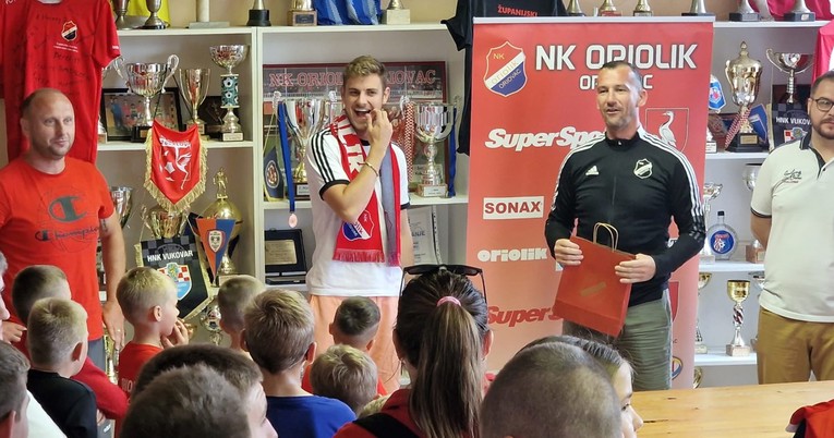 Stanišić posjetio rodno mjesto svojih roditelja, klub mu priredio doček