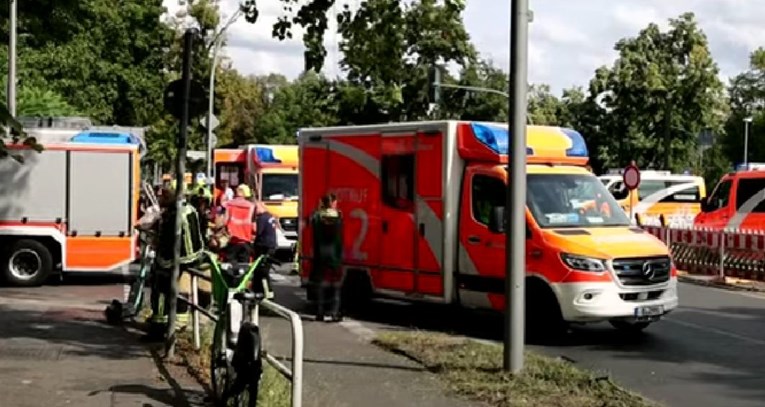 BMW-om se zaletio u grupu djece u Berlinu, odgajateljica teško ozlijeđena