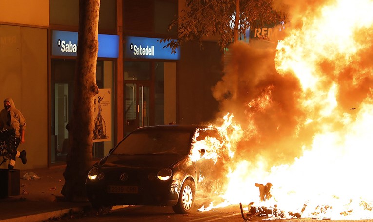 FOTO Treći dan prosvjeda: Rat na ulicama Barcelone, gore auti