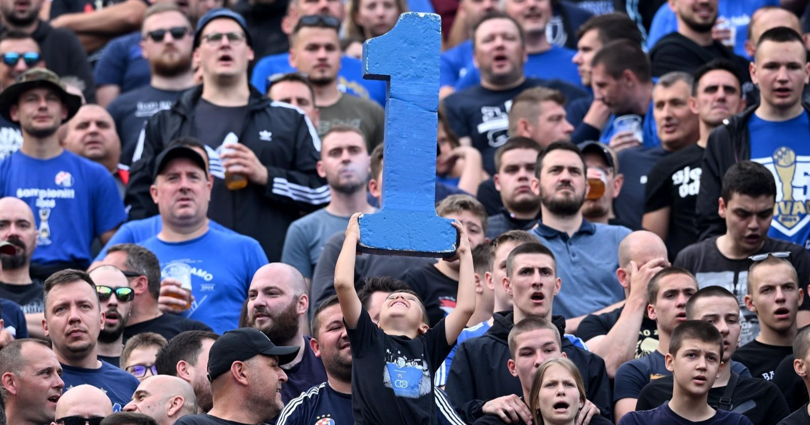 Fotka dana: Dječak na Maksimiru podigao broj 1 za Dinamo