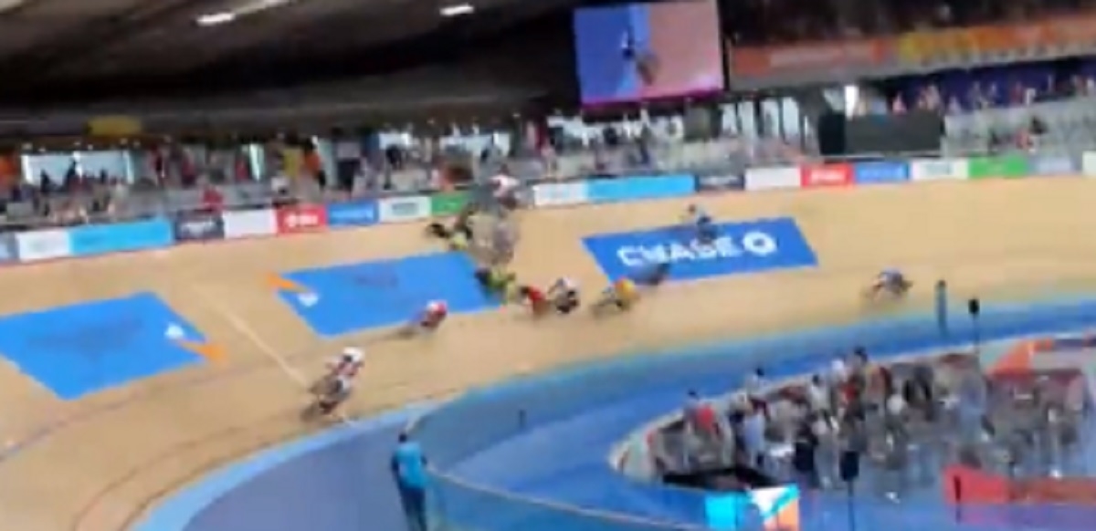 VIDEO Olimpijski prvak u biciklizmu odletio na tribine. Teško je ozlijeđen u kaosu