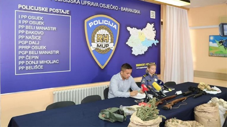 FOTO Osječka policija uhitila dvojicu muškaraca s 15 kila marihuane i oružjem