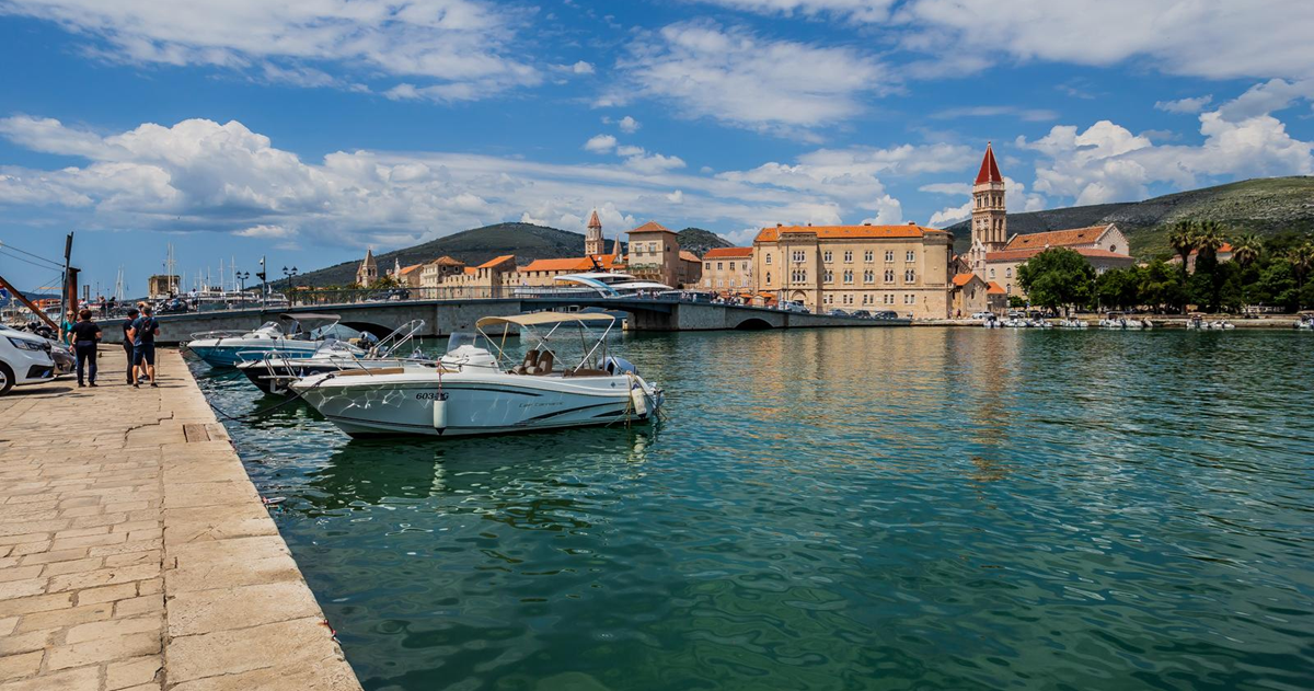 Gol sjedio na platou pored mora u Trogiru i masturbirao