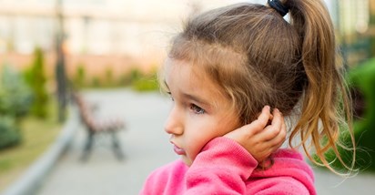Pedijatri upozoravaju: Sedam znakova koji otkrivaju da dijete ima upalu uha