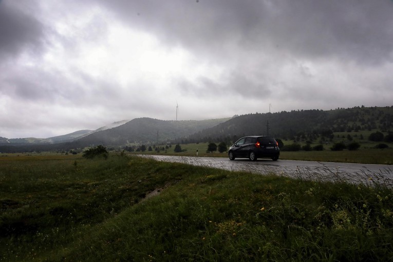 HAK: Kolnici mjestimice vlažni i skliski, u nekim krajevima ima magle