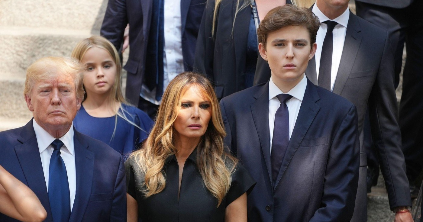 Barron Trump (18) snimljen s tatom Donaldom. Čini se da mu je bilo malo neugodno