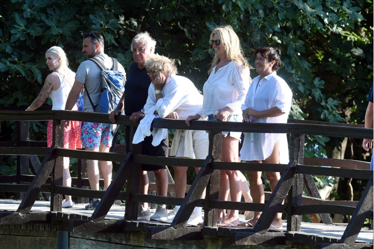 Legendarni glazbenik s obitelji snimljen u razgledavanju slapova Krke