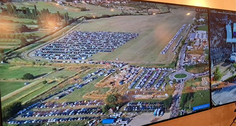 Posjetitelji koncerta u Sinju ostavljaju aute uz prometnice. Policija im uputila apel