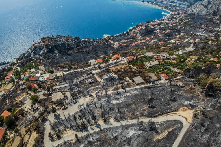 Nakon požara u Omišu oštećeno preko 90 objekata. Stigli stručnjaci za procjenu štete