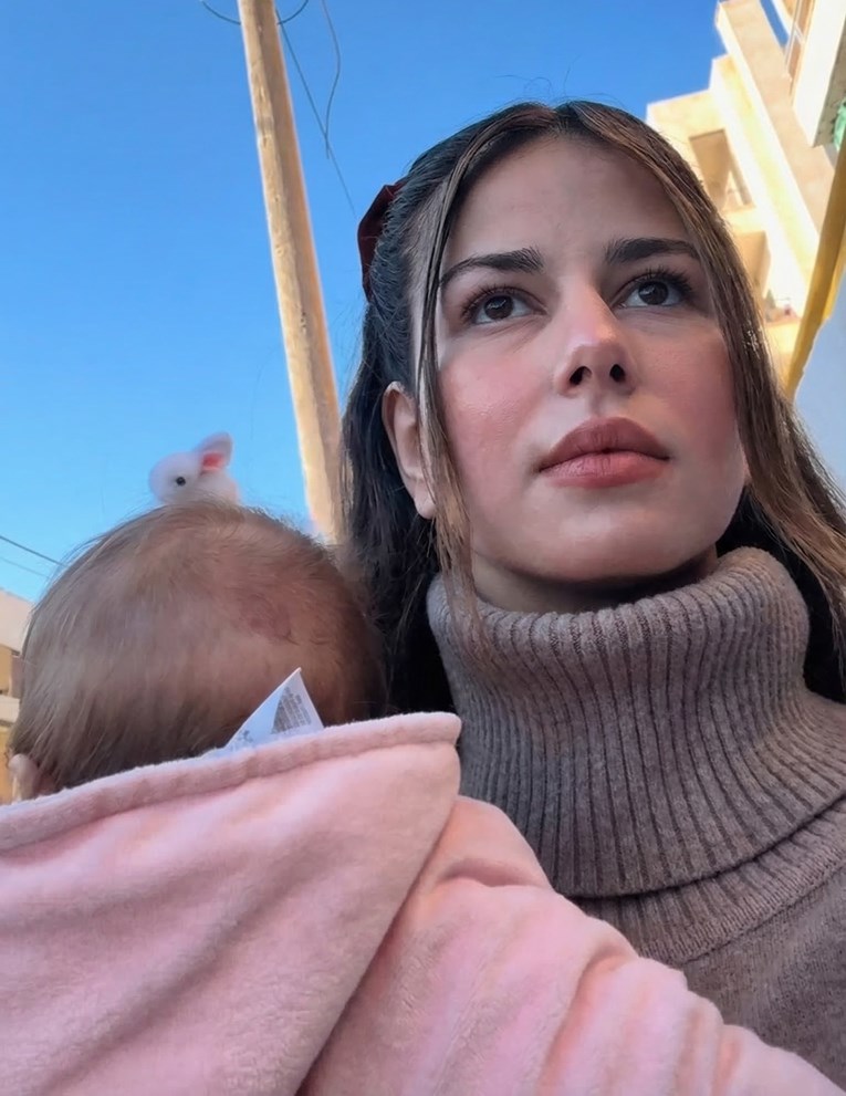 Majka u Jordanu pod sirenama nosi bebu u vrtić, snimka rasplakala mnoge