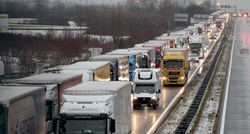 U Sloveniji pala hrpa snijega, kaos na cestama. Ogromna kolona kamiona na Bregani