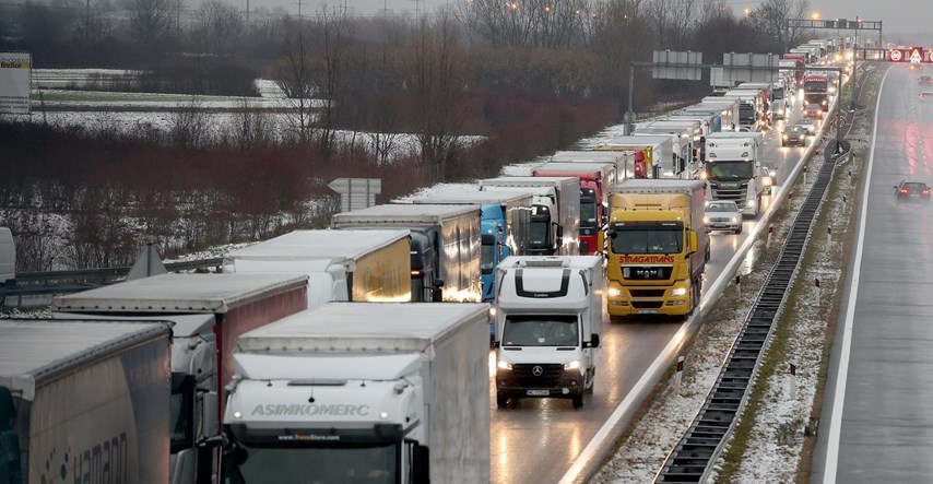 U Sloveniji pala hrpa snijega, kaos na cestama. Ogromna kolona kamiona na Bregani