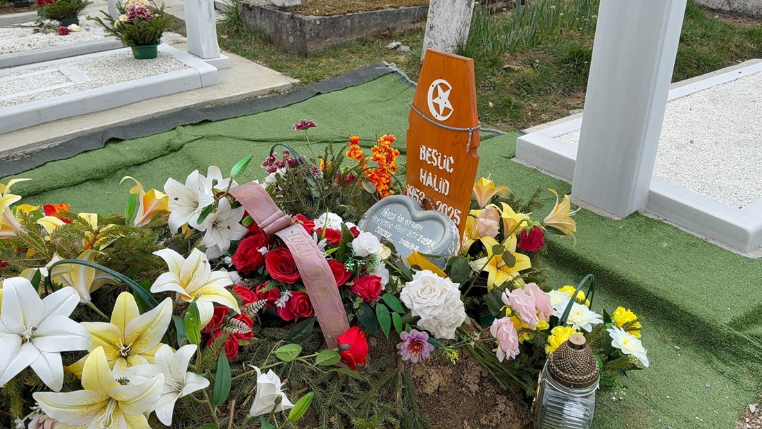 Na grobu Halida Bešlića osvanula dirljiva poruka obožavateljice