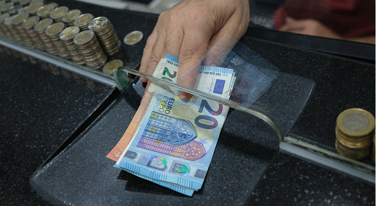 Žena i muškarac došli u Slavonski Brod i plaćali lažnim novčanicama od 50 eura
