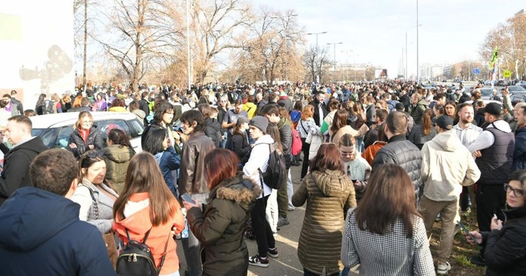 FOTO Studenti iz Beograda pješače do Novog Sada