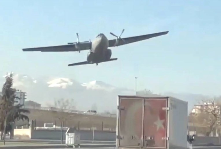 VIDEO Vojni avion prisilno sletio u Turskoj, objavljena dramatična snimka