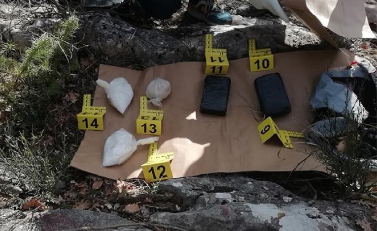 U Splitu uhićeno šest dilera. Policija našla hrpu droge, objavila fotografije