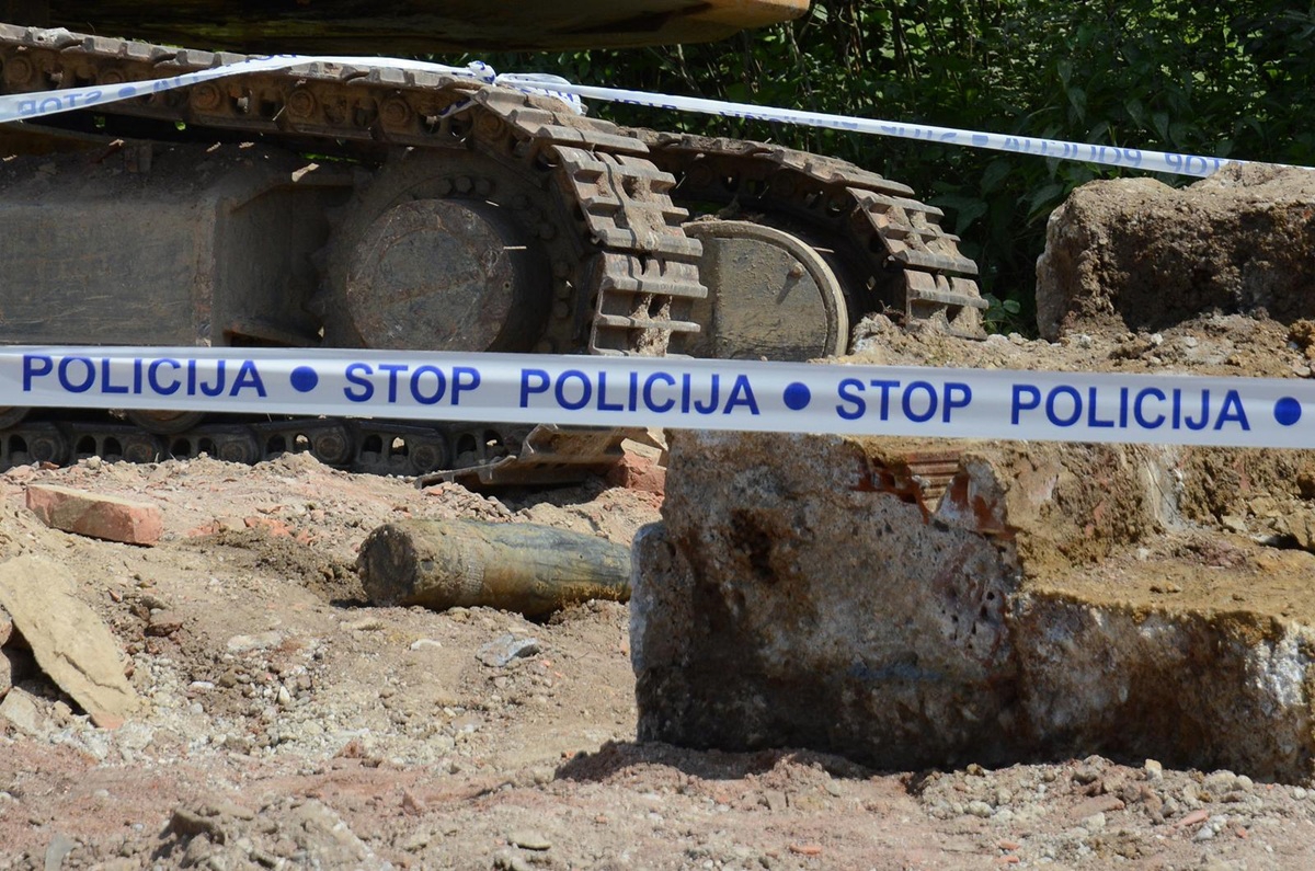 Kod Trogira ukrao bager, razgrtao plažu pa njime napao muškarca