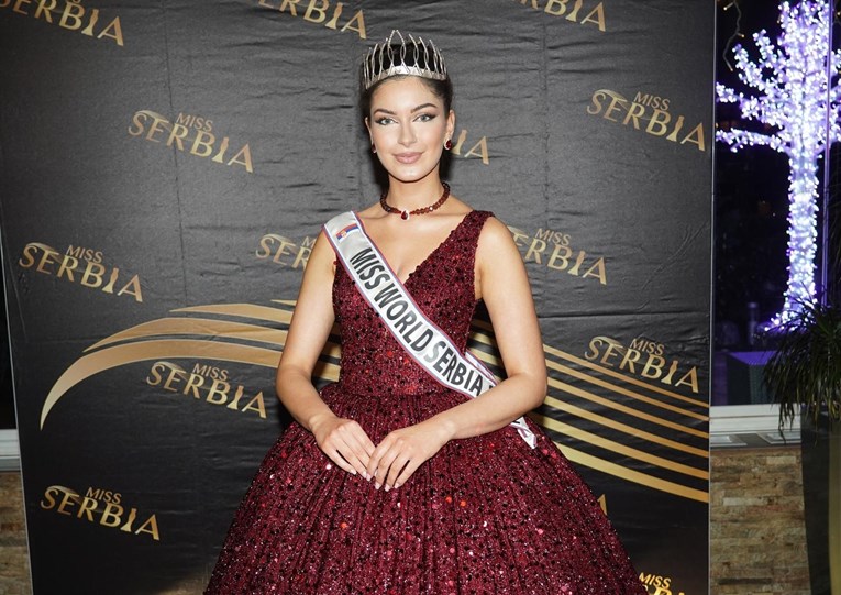 Miss Srbije koja je oduševila regiju u beogradskom restoranu nosila raskošnu haljinu